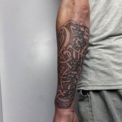 Männliche Unterarm-Tattoos